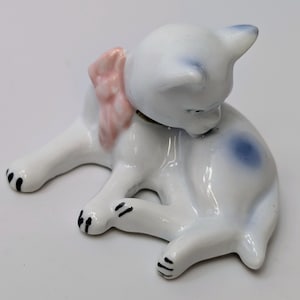 Vintage - Porcelain - White Cat Figurine - 5.5'' long