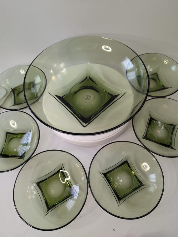 Vintage - Serving Bowl Set with 6 Smaller Bowls - Hazel Atlas - 11'' diameter for the large bowl and 6'' diameter for the small ones