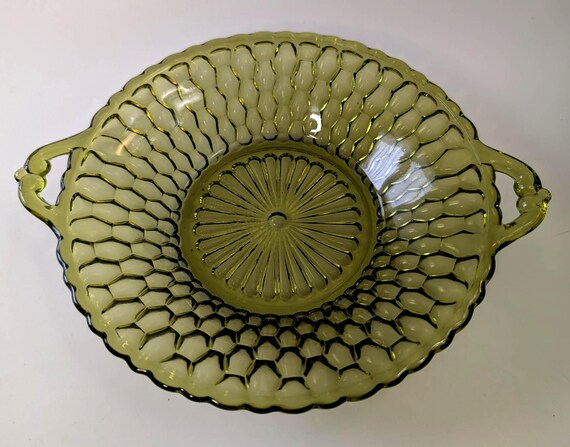 Vintage - Avocado green glass plate with handle - in excellent condition - 9'' diameter x 1.5'' high