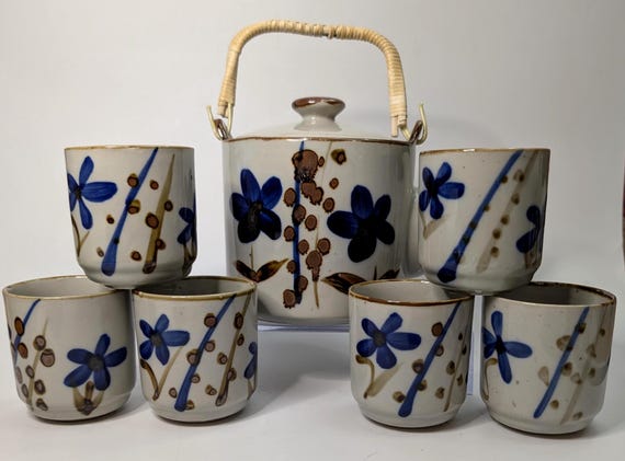 Vintage - Teapot set with 6 cups - Ceramic - marked Taiwan - bamboo handle