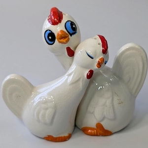 Vintage - Salt and Pepper Shakers - Chicken - Rooster and Hen in Ceramic - 4&#39;&#39; high