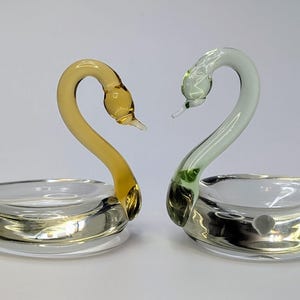 Vintage - set of 2 Cutes Swans - glass - Measures 3.5&#39;&#39;Tall