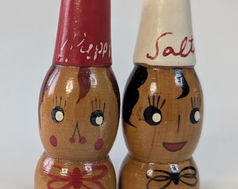 Vintage - Salt and pepper shakers made of wood - 3'' long