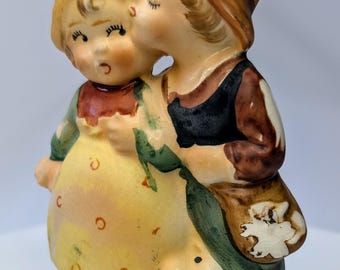 Figura vintage de niño y niña holandeses de porcelana con la marca Japón. 12,7 cm de alto.