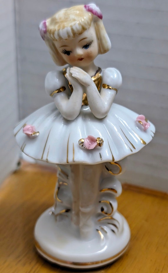 Vintage Ballerina figurine porcelain maid by L'Amour China - 4'' tall