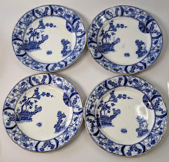 Vintage - Set of 4 Antique Plates - marked 'Petrus Regout' 'Maastricht' - Japan pattern - Holland - measures 8'' diameter