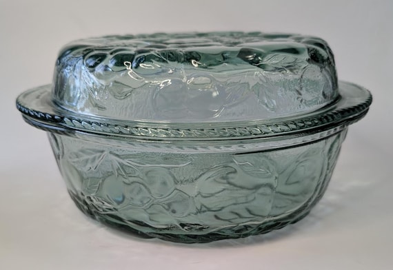 Vintage - Baking dish with lid Libbey - Orchard Fruits - measures 10'' diameter x 6'' high with lid