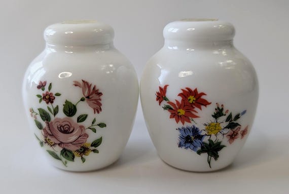 Vintage - Salt and Pepper Shaker - Vase / Urn - 2.5'' high