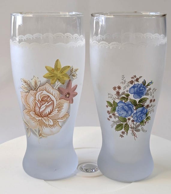 Vintage - Pair of Frosted glasses with flowers - Measures 6.25'' Tall