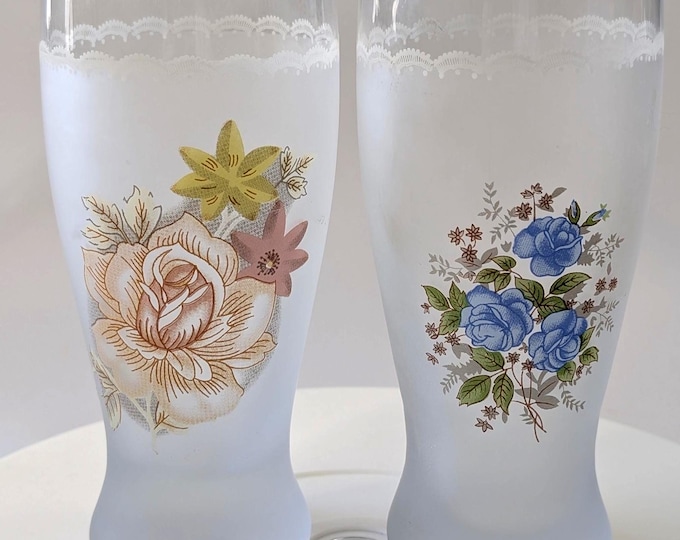 Vintage - Pair of Frosted glasses with flowers - Measures 6.25'' Tall