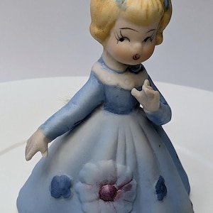 Figura vintage de niña rubia con campana de porcelana, 3,5&quot; de alto.
