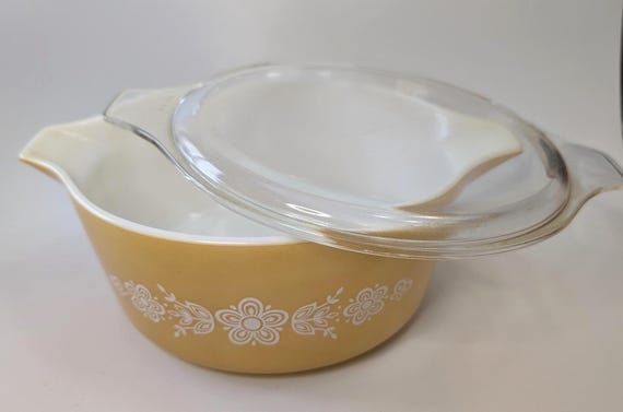 Vintage - Pyrex - Dish - "Butterfly Gold" pattern - 475B - with lid - 2.5L - USA - Ovenware