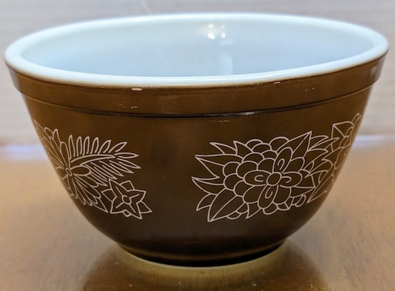 Vintage Pyrex Bowl 750ml, 401, Woodland Pattern, Measures 6" Diameter