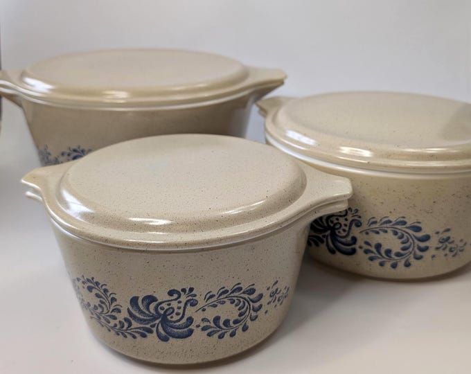 Featured listing image: Vintage - Set of 3 Bowls and lids Pyrex - Homestead pattern - Baking dish - with lids - USA - Ovenware