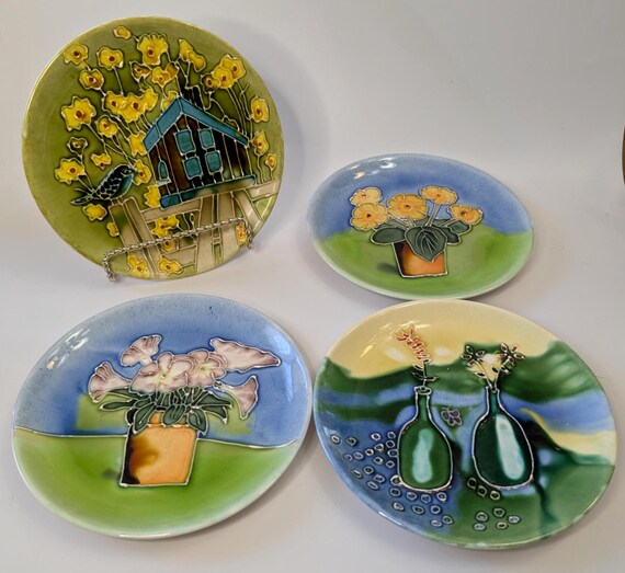 Vintage - Set of 4 plates with raised designs - Hand-painted - glazed ceramic - 6.5" diameter