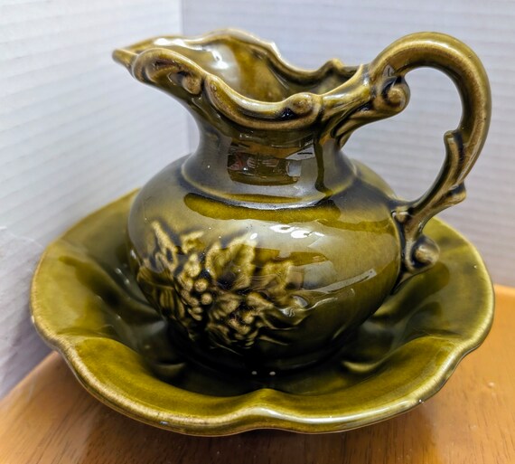 Vintage - Chamber Pot - Bowl and Pitcher - Olive Green / Avocado Made by McCoy Potery, USA - 7'' haut