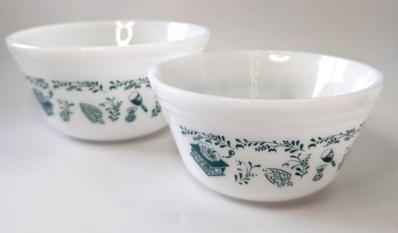 Vintage - Federal Glass - Set of 2 Mixing Bowls - Kitchen Utensil pattern