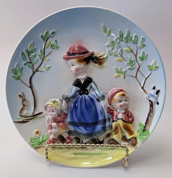 Vintage - Stunning Decorative Wall Plate - Raised Drawing - Tagged: 5956 Japan - A Walk in the Park - Measures 8'' Diameter