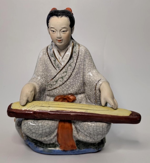 Vintage - Chinese / Japanese musician in porcelain - measures 8'' high