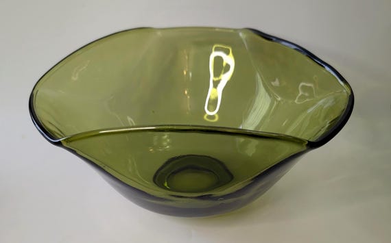 Vintage - Serving bowl with folded edges - glass - green - 10'' diameter