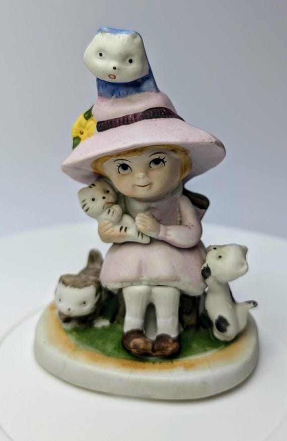 Vintage - Figurine - Fille avec pelle de jardinage - marquée Korea - porcelaine - 5.5''haut