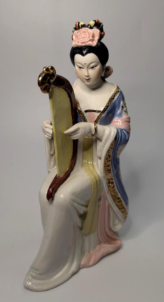 Vintage - Geisha - Chinese / Japanese musician in porcelain - pink kimono - measures 9.5'' high