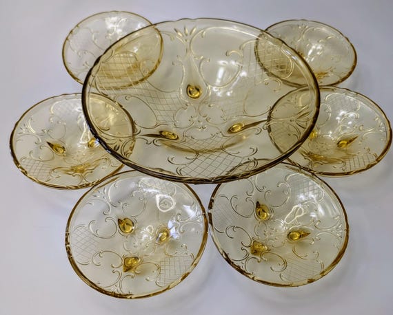 Vintage - Ensemble grand Plat et ses 6 petits bols - en verre pressé - chacun sur 3 pattes - jaune - Large:10''diam. / petits; 5''diam.