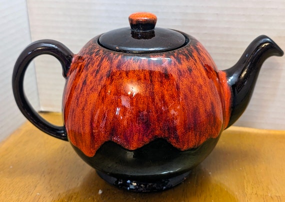 Vintage - MCM Evangeline Teapot #961 - 10'' long. (Handle and spout included in the measurement) width x 6'' diameter