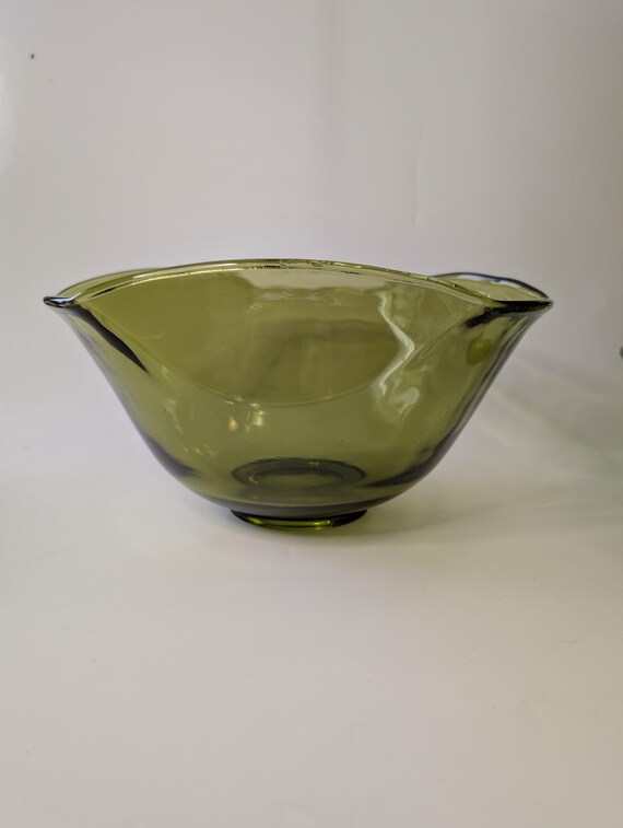 Vintage - Avocado Green Glass Bowl - Diamond Point Pattern - in excellent condition - 5'' diameter x 4.25'' high