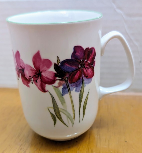 Vintage - Rose of England - Mug - Measures 4" Tall Made in England