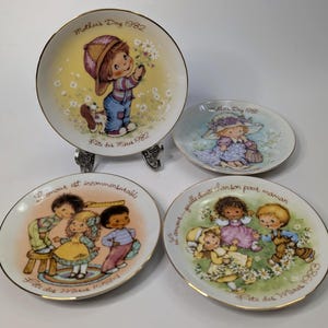 Vintage - 4er Set Sammelteller - Muttertag - 1981-1982-1983-1984 - von Avon - Auf Französisch geschrieben - 5&#39;&#39; Durchmesser