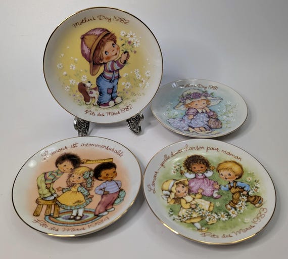 Vintage - Set of 4 collectible plates - Mother's Day - 1981-1982-1983-1984 - by Avon - Written in French - 5'' diameter