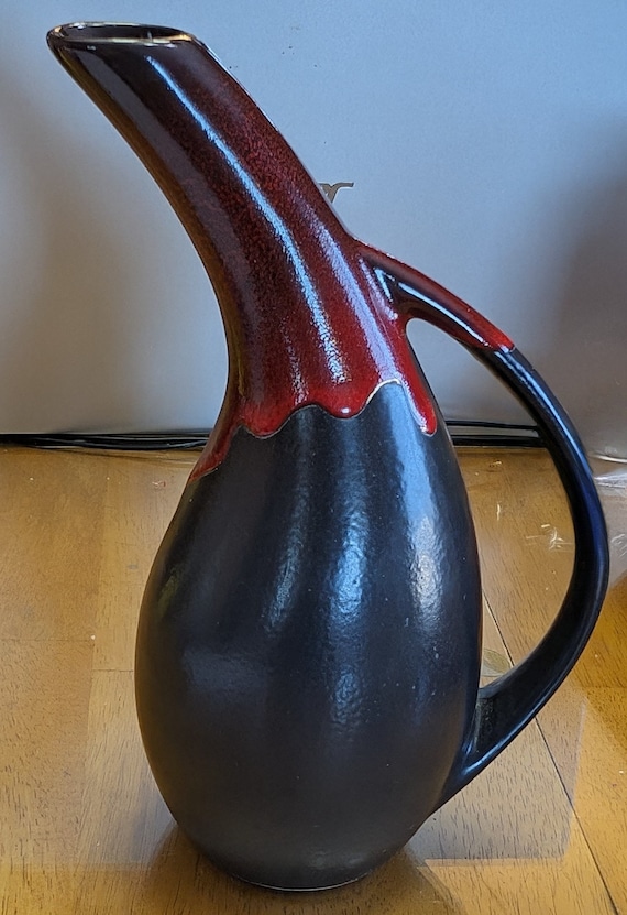 Vintage - Pitcher/Decanter - Beauce Pottery Black and Red Lava / 25 cm tall