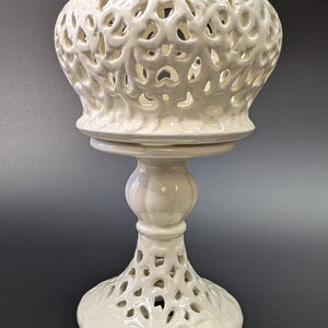 Vintage - Elegante kandelaar/kaarsenhouder - Ivoorwit, opengewerkt ontwerp - keramiek - 2-delig - hoogte 19 cm