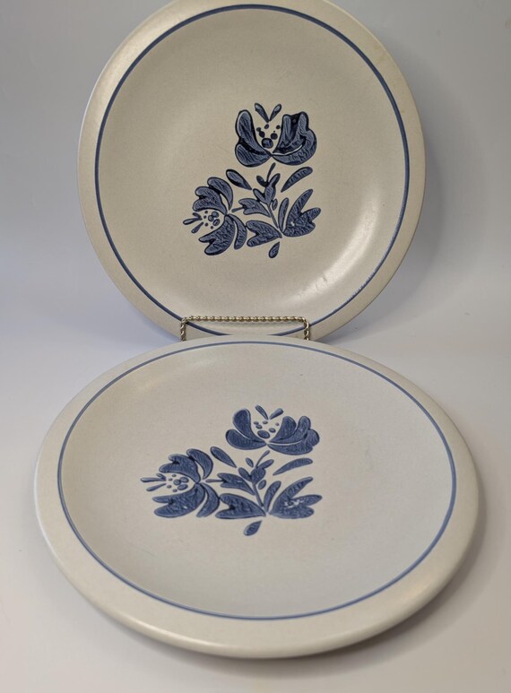 Vintage - Pair of Pfaltzgraff plates with blue flowers - Yorktowne pattern - stoneware - USA - 10.5'' diameter