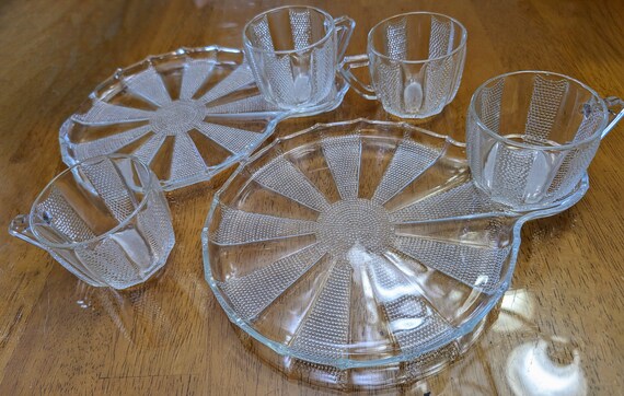 Vintage - Jeanette Glass lunch tray set - includes 2 plates and 4 cups