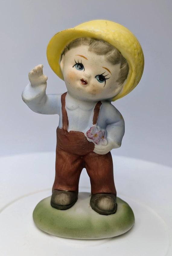 Vintage - figurine - Boy with red pants and yellow hat - porcelaine - 4.5''haut