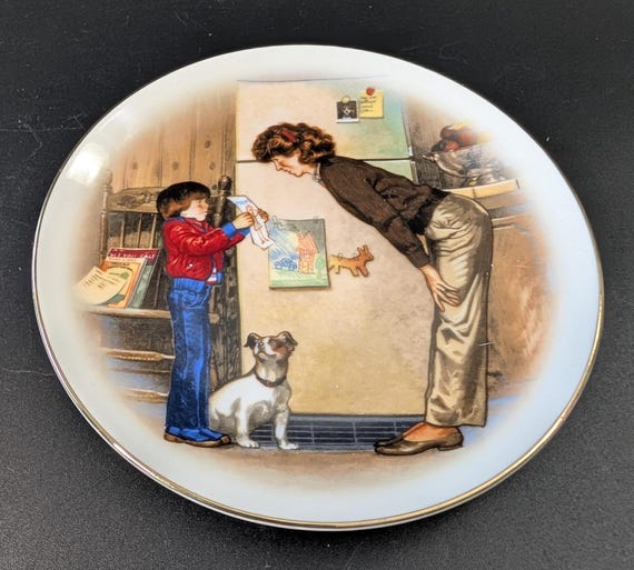 Vintage - Avon Plate 1985 - Precious Memories - measures 5'' diameter