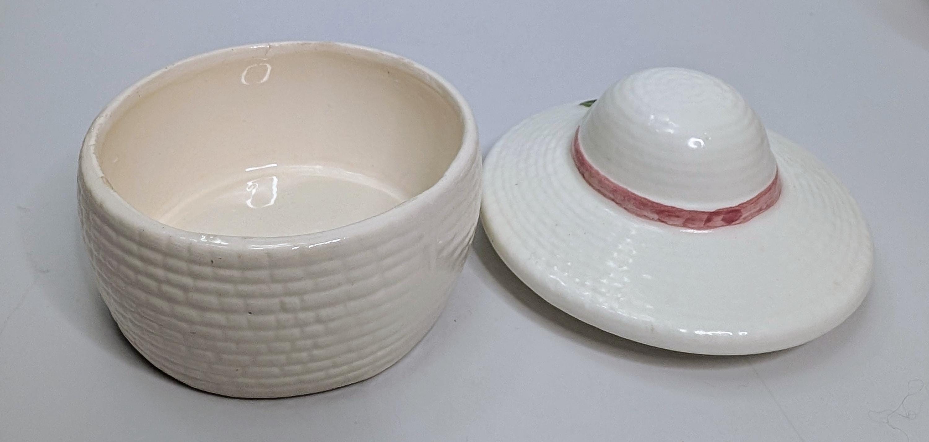 帽子 CALEE CASKET Vintage - Small Round Ceramic Casket With Hat - Measures 3