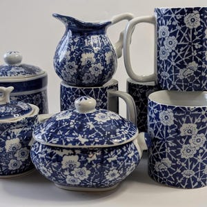 Vtg - Ensemble Pour Café ou Thé - Lait, sucre, crémier, thé et 5 tasses - Bleu & Blanc - porcelaine