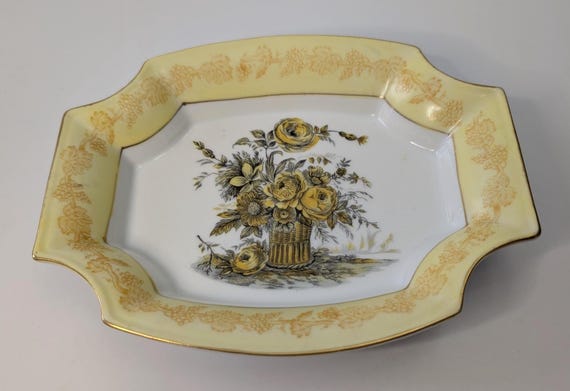 Vintage - Stunning Hand Painted Cathall / decorative plate - Porcelain - 8'' Length x 6.5'' Width
