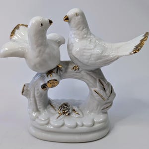 Vintage - Bird Couple Figurine - Porcelain and Gilt - Taiwan - 5&#39;&#39;Tall x 5&#39;&#39;Wide