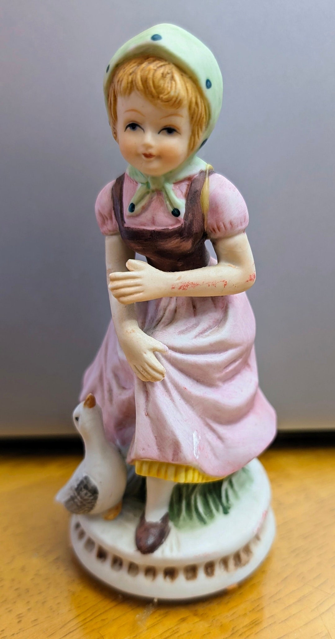 ヴィンテージ - ガチョウを持った少女の置物、韓国製、高さ6.5インチ
