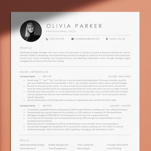 Könnte beinhalten: Ein schwarz-weißes Lebenslauf-Template mit einem professionellen Porträt einer Frau. Der Lebenslauf enthält einen Profilbereich, Berufserfahrung und Fähigkeiten. Der Text enthält den Namen Olivia Parker, die Berufsbezeichnung, Kontaktinformationen und eine Liste von Fähigkeiten.