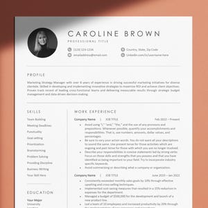 Op de afbeelding: Een zwart-witte cv-sjabloon met een professionele foto van een vrouw. De cv bevat secties voor profiel, vaardigheden, werkervaring en opleiding. De cv is opgemaakt met een strak en modern ontwerp.