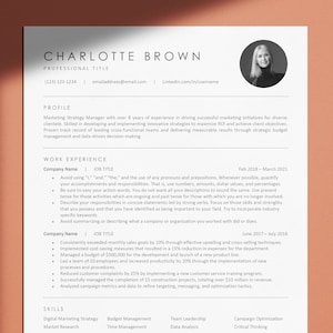 以下が含まれることがあります： 白黒の履歴書テンプレートで、女性のプロのヘッドショットが掲載されています。履歴書には、プロフィールセクション、職務経歴、スキルが含まれています。履歴書のテキストは、シンプルで読みやすいフォントです。