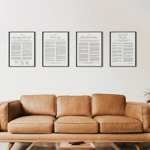 Puede incluir: Cuatro impresiones enmarcadas en blanco y negro con texto en una pared blanca sobre un sofá de cuero marrón. Las impresiones se titulan "The Living Christ", "The Family", "The Restoration" y "The Articles of Faith".