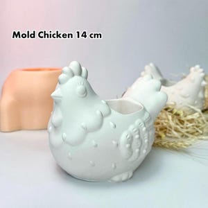 Può includere: Stampo in ceramica bianca a forma di pollo, alto 14 cm, con superficie testurizzata e un piccolo foro per la semina. Stampo Pollo 14 cm.