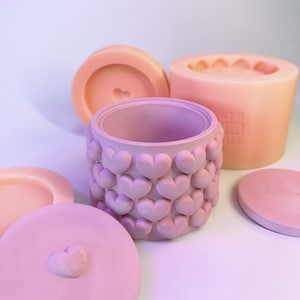 以下が含まれることがあります： ハート型の容器を作るためのピンクとピーチ色のシリコンモールドのセット。モールドはシリコン製で、滑らかな仕上がりです。モールドは、ジュエリー、キャンドル、その他の小さなアイテム用の小さな容器を作るのに最適です。