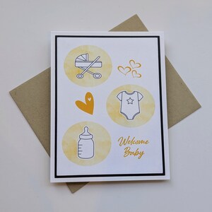 Carte de naissance, carte de bienvenue de bébé, carte de visite jaune vierge faite main avec enveloppe - sexe neutre, carte de douche - biberon, grenouillère, thème de la poussette